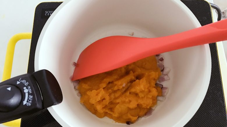 宝宝辅食:南瓜田园焗意面,再加入步骤2中准备好的南瓜泥,把南瓜泥稍加翻炒几秒。