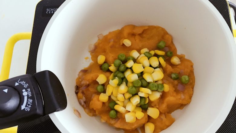 宝宝辅食:南瓜田园焗意面,倒入步骤5中焯水后的玉米和甜豌豆,搅拌均匀。