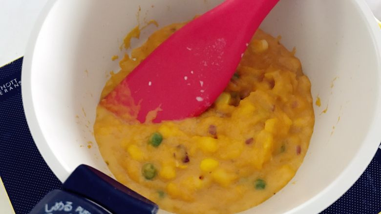 宝宝辅食:南瓜田园焗意面,加入奶(小芽是用奶粉冲泡的哈),开小火煮2分钟左右。
》这一步也是可以用清水的,用清水最后就是品尝纯粹的南瓜香甜,加奶就会有一股奶香味了。