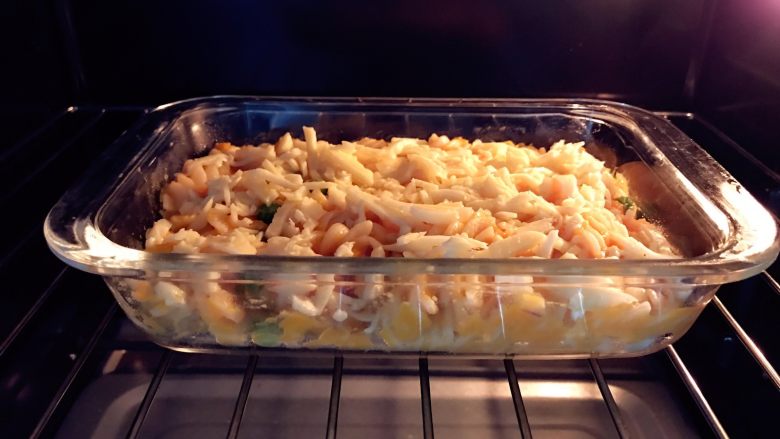 宝宝辅食:南瓜田园焗意面,把步骤10中的南瓜意面倒入烤盘(陶瓷焗饭碗、披萨盘等都可以),在上面把准备好的马苏里拉<a style='color:red;display:inline-block;' href='/shicai/ 884'>奶酪</a>铺在上面。放入烤箱中层,180度10分钟左右,直至<a style='color:red;display:inline-block;' href='/shicai/ 884'>奶酪</a>融化即可,想要上色明显的可以再加热几分钟。
》烘烤时间会根据每个人烤箱温度的不同而变化,大家主要观察<a style='color:red;display:inline-block;' href='/shicai/ 884'>奶酪</a>融化上色即可。