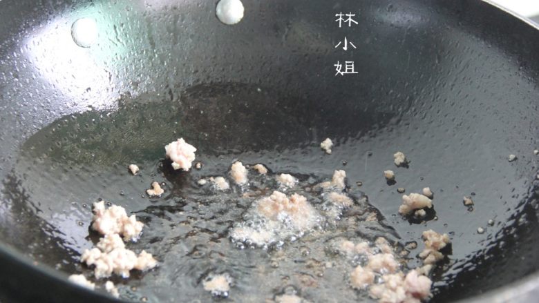 莴笋肉末炒饭,锅内下油,倒入<a style='color:red;display:inline-block;' href='/shicai/ 442'>肉末</a>炒至全熟。