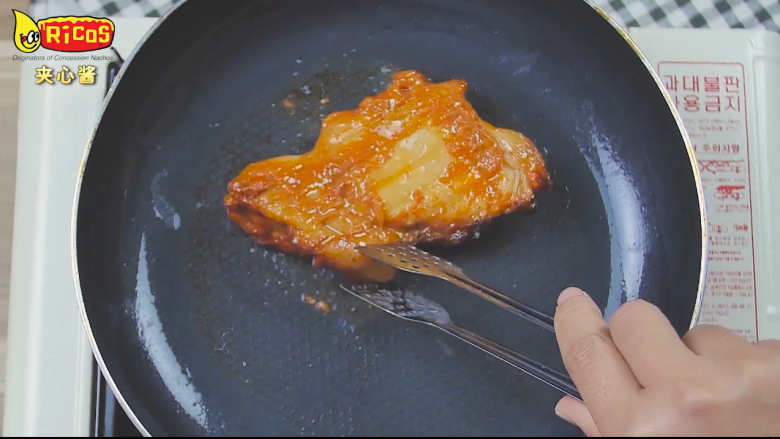 芝士家常做法大全【芝士鸡肉汉堡】,将鸡扒放入锅中煎熟。