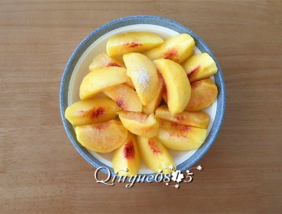 自制纯天然黄桃罐头#有个故事#,桃瓣放入盐水中浸一下
