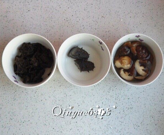 白萝卜菌汤#有个故事#,木耳泡发洗净;香菇泡开洗净,再泡水;海参和香菇可切可不切,随意。
