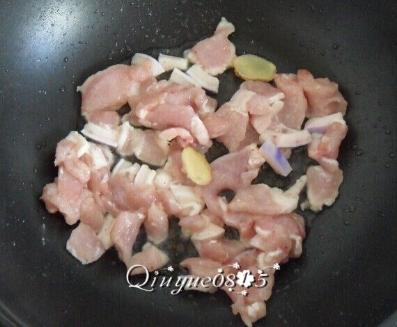 肉炒蒜苔木耳 #有个故事#,油热放肉片、姜片翻炒。