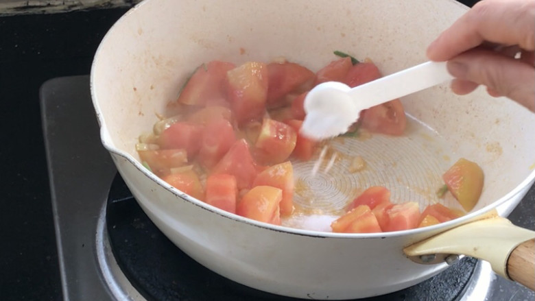 西红柿炒土豆丝,加入所有食材所需的盐,炒匀至西红柿出汁水
