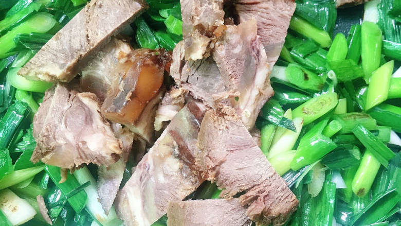 蒜苗炒牛肉,放入卤牛肉