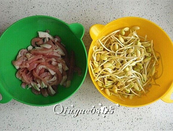肉丝炒黑豆芽#有个故事#        ,把<a style='color:red;display:inline-block;' href='/shicai/ 2693'>黑豆芽</a>的皮去掉（豆芽的皮是完全可以吃的，随意）；<a style='color:red;display:inline-block;' href='/shicai/ 414'>猪肉</a>丝备用。