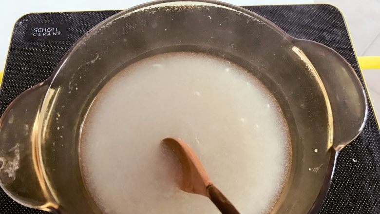 宝宝辅食:橘子酪&橘酪圆子,锅中倒入200ml清水,等水烧到微热后,把水淀粉倒入,一边倒一边用勺子搅拌,搅拌成均匀没有硬块。