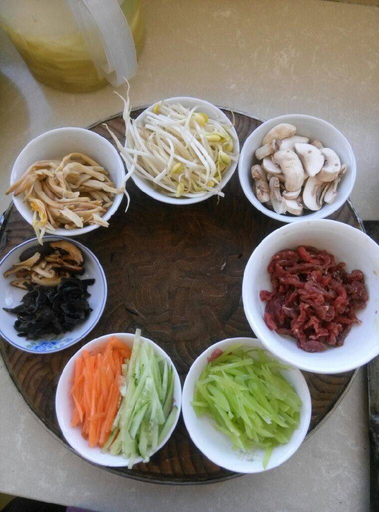 石锅拌饭,将所有食材洗净切成丝,<a style='color:red;display:inline-block;' href='/shicai/ 127'>黄花菜</a>提前泡好