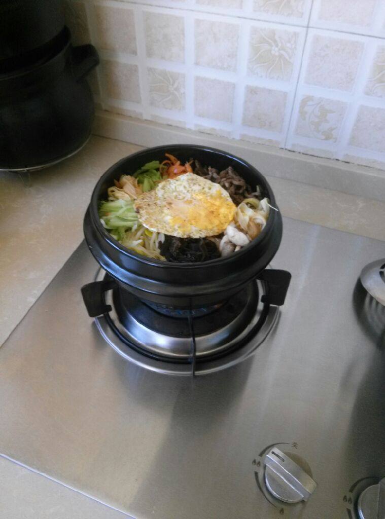 石锅拌饭,房炉子上中火加热大概5分钟,饭会发出嗞嗞生,如果你喜欢吃锅巴可以稍微长一点