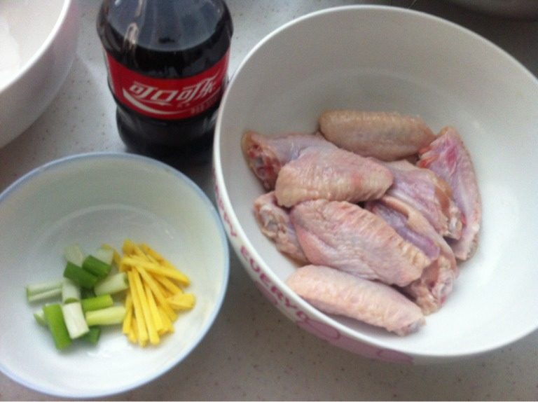 可乐鸡翅,先把鸡翅洗净，放少许<a style='color:red;display:inline-block;' href='/shicai/ 718'>料酒</a>、盐腌制1-2小时