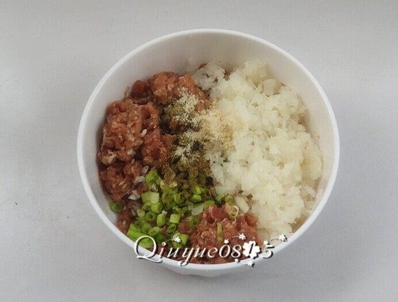白萝卜包子#有个故事#,把白萝卜控水和腌好的肉泥放一起,放葱、盐、香油、鸡粉、花椒粉等。