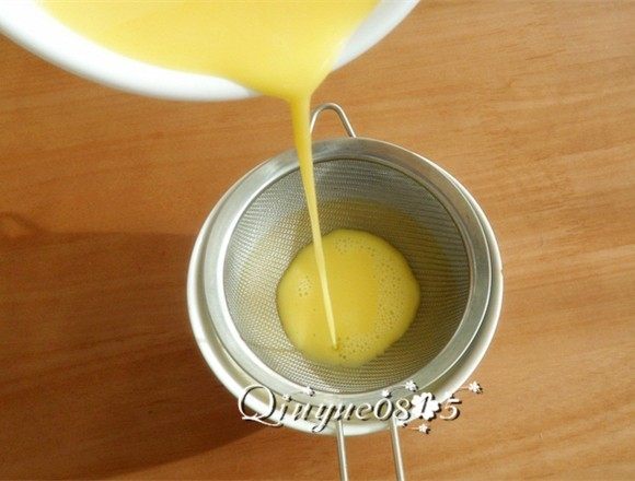 虾仁鸡蛋羹#有个故事#,把鸡蛋液过筛