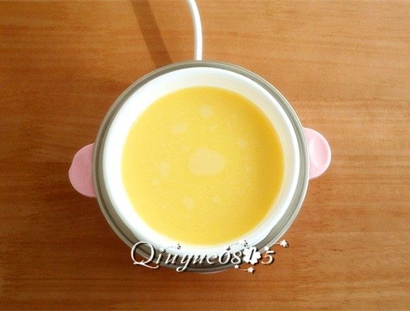 虾仁鸡蛋羹#有个故事#,把鸡蛋液稍蒸。