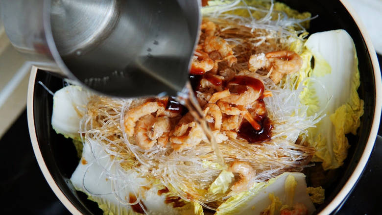 虾米粉丝煲,加入二杯水,大火煮开转中小火煮五分钟