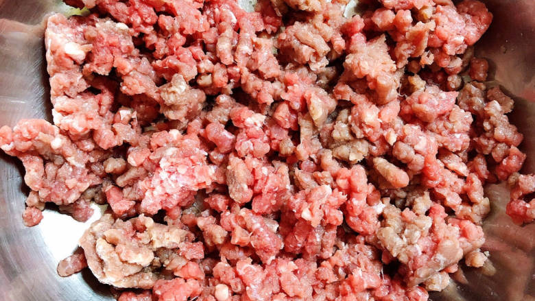 牛肉锅贴,准备好<a style='color:red;display:inline-block;' href='/shicai/ 8488'>牛肉馅</a>。