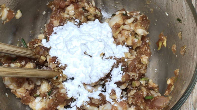 南瓜蒸肉丸子,加入淀粉,顺时针搅拌均匀至上劲