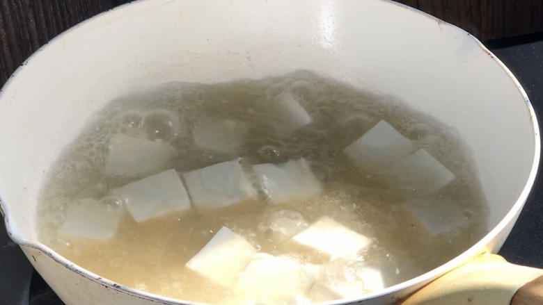 豆腐萝卜苗汤,大火煮沸,继续煮3分钟