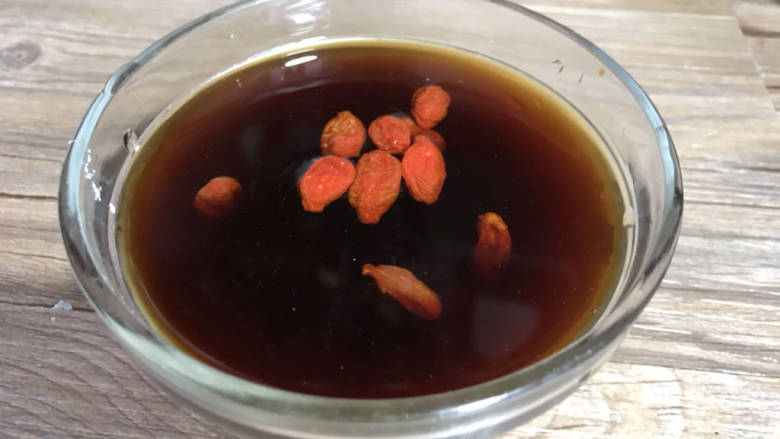 金针菇豆皮卷,枸杞洗净沥水，加入轻盐酱油、<a style='color:red;display:inline-block;' href='/shicai/ 721'>蚝油</a>、<a style='color:red;display:inline-block;' href='/shicai/ 788'>生抽</a>、淀粉和适量清水，拌匀备用