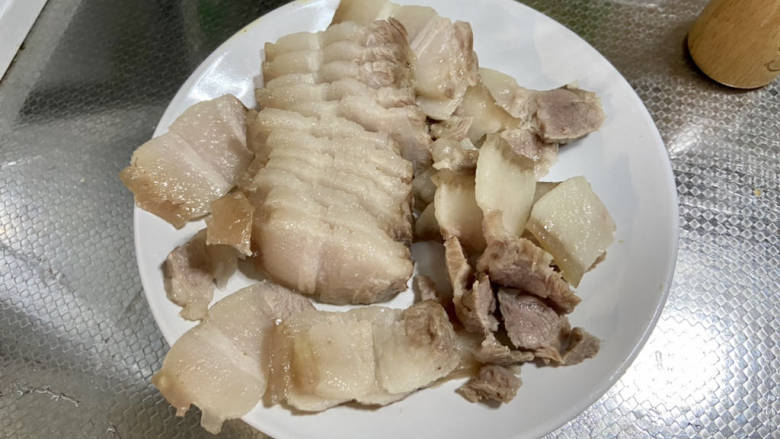 蒜苔五花肉➕蒜苔回锅肉,五花肉放到不烫手,切两毫米左右的片