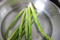 酱油莎莎佐芦笋土豆沙拉,<a style='color:red;display:inline-block;' href='/shicai/ 122'>芦笋</a>去老茎和老皮,入沸水中汆烫20秒