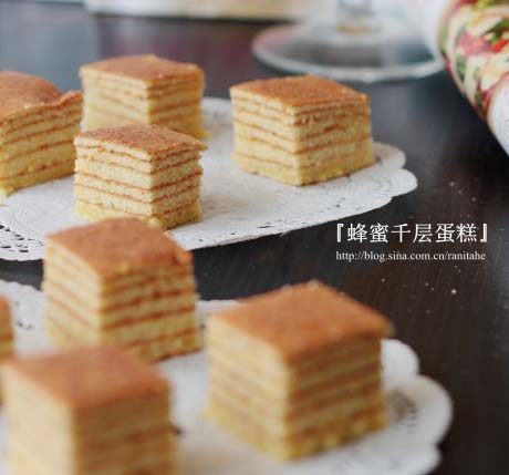 蜂蜜千层蛋糕,重复7、8、9,直到蛋糕糊用完为止