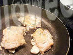 日式照烧鸡腿饭,锅内放少量油,下姜片和<a style='color:red;display:inline-block;' href='/shicai/ 2794'>大蒜</a>爆香,放入鸡腿用小火煎至两面金黄色
