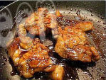 日式照烧鸡腿饭,收至剩少量汁即可起锅,装盘即可。