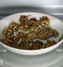 琥珀桃仁(微波版),用一个平盘,将核桃仁铺开,不要叠起,如果量多,可直接放在微波炉的琉璃盘上,记住中间最好别放,那儿火力最大,容易焦