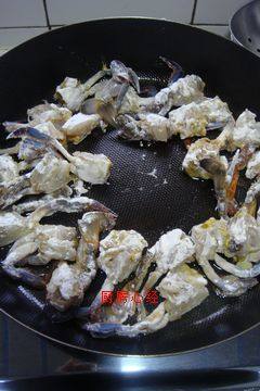 五味煎蟹,将煎锅倒入油,烧热,放入蟹块后,转小火