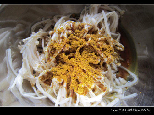 咖喱金针菇培根鸡蛋卷 ,沥水后的金针菇放入容器中，加2大勺<a style='color:red;display:inline-block;' href='/shicai/ 788'>生抽</a>、适量<a style='color:red;display:inline-block;' href='/shicai/ 140122'>玉米油</a>、适量<a style='color:red;display:inline-block;' href='/shicai/ 10666'>咖喱粉</a>、<a style='color:red;display:inline-block;' href='/shicai/ 691'>辣椒酱</a>少许搅拌均匀