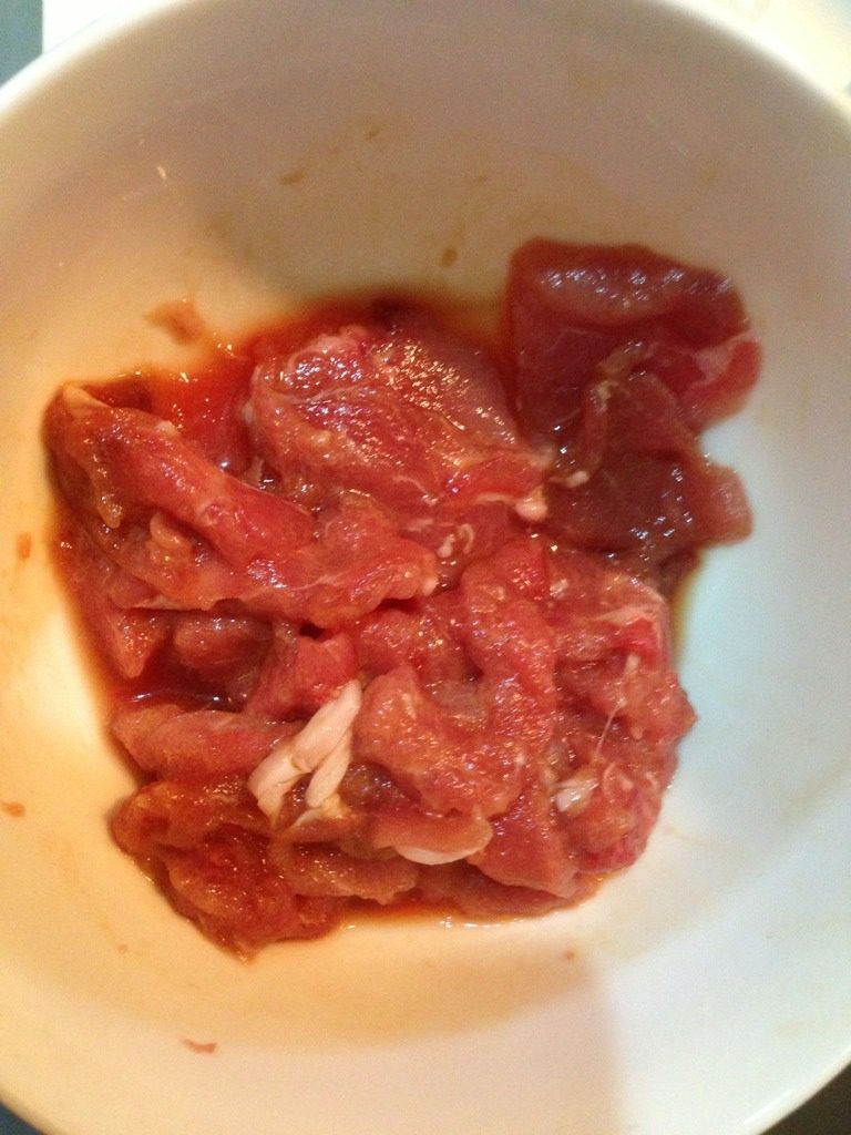 蚝油口蘑炒肉片,<a style='color:red;display:inline-block;' href='/shicai/ 435'>里脊</a>化冻切片。上两回肉片炒得太干,就是因为微波解冻时间太长了。这回就用一分二十秒,正好在化冻且好切的程度。加入半勺盐,两勺淀粉,两勺料酒用手抓匀,腌十分钟。