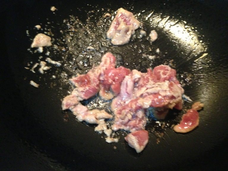 蚝油口蘑炒肉片,热锅放油热至八分,将腌好的肉片炒至断生,盛出备用