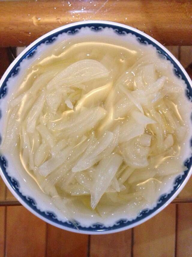凉瓜刺身,酸荞头切碎，带汁水，备用。