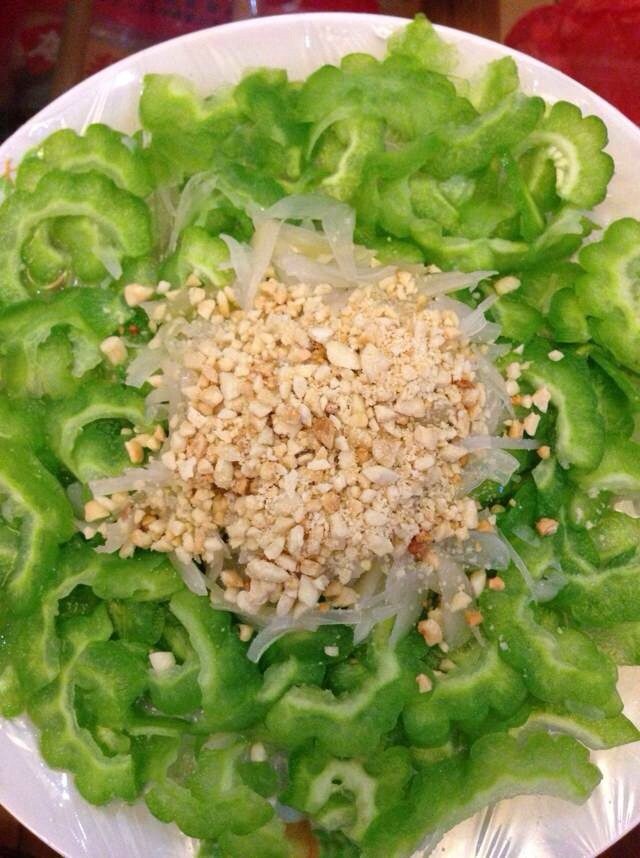凉瓜刺身,制作冰盘，用盘子铺满冰块，封上保鲜膜，从冰水中捞出凉瓜摆盘，淋上酸荞头及汁水，最后撒上碾碎的花生米。