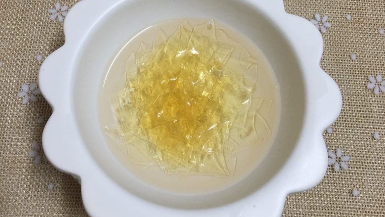 草莓慕斯蛋糕,吉利丁片剪小块,加入冷开水泡软。