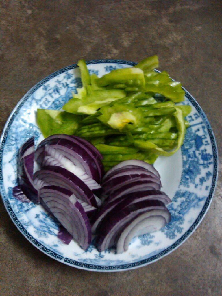 花肉炒杂菜,将洗净的<a style='color:red;display:inline-block;' href='/shicai/ 55'>苦瓜</a>和<a style='color:red;display:inline-block;' href='/shicai/ 29'>洋葱</a>切薄片待用