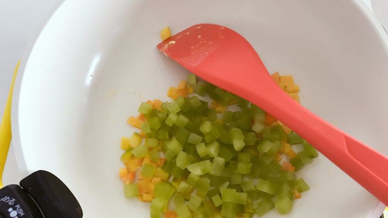 宝宝辅食:莴笋梨炒蛋—冬日小清新,热锅,刷一层植物油,放入红甜椒丁,中火翻炒1分钟左右,然后倒入莴笋丁,中火翻炒2-3分钟。