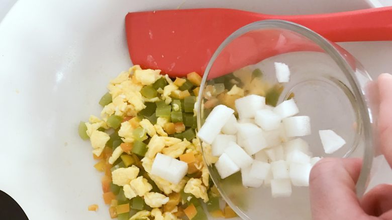 宝宝辅食:莴笋梨炒蛋—冬日小清新,加入之前准备好的鸡蛋,雪梨丁,中火翻炒2分钟左右。
