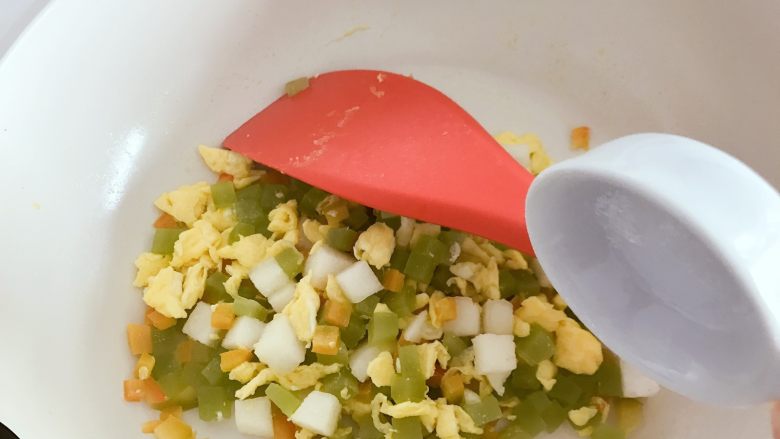 宝宝辅食:莴笋梨炒蛋—冬日小清新,加一点点盐调味,翻炒均匀,即可出锅。