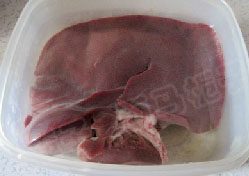 炒肝儿 ,<a style='color:red;display:inline-block;' href='/shicai/ 419'>猪肝</a>用清水 冲洗10分钟,然后放在水中浸泡30分钟