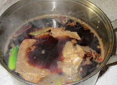 炒肝儿 ,下入泡好的猪肝,煮20分钟。捞出