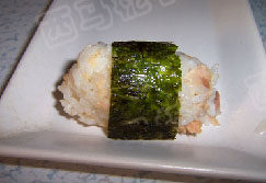 金枪鱼饭团,在每个饭团上撒上少量的有机酱油即可