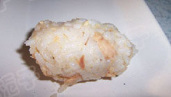 金枪鱼饭团,在饭团上裹上一层<a style='color:red;display:inline-block;' href='/shicai/ 279'>海苔</a>，码放在盘中