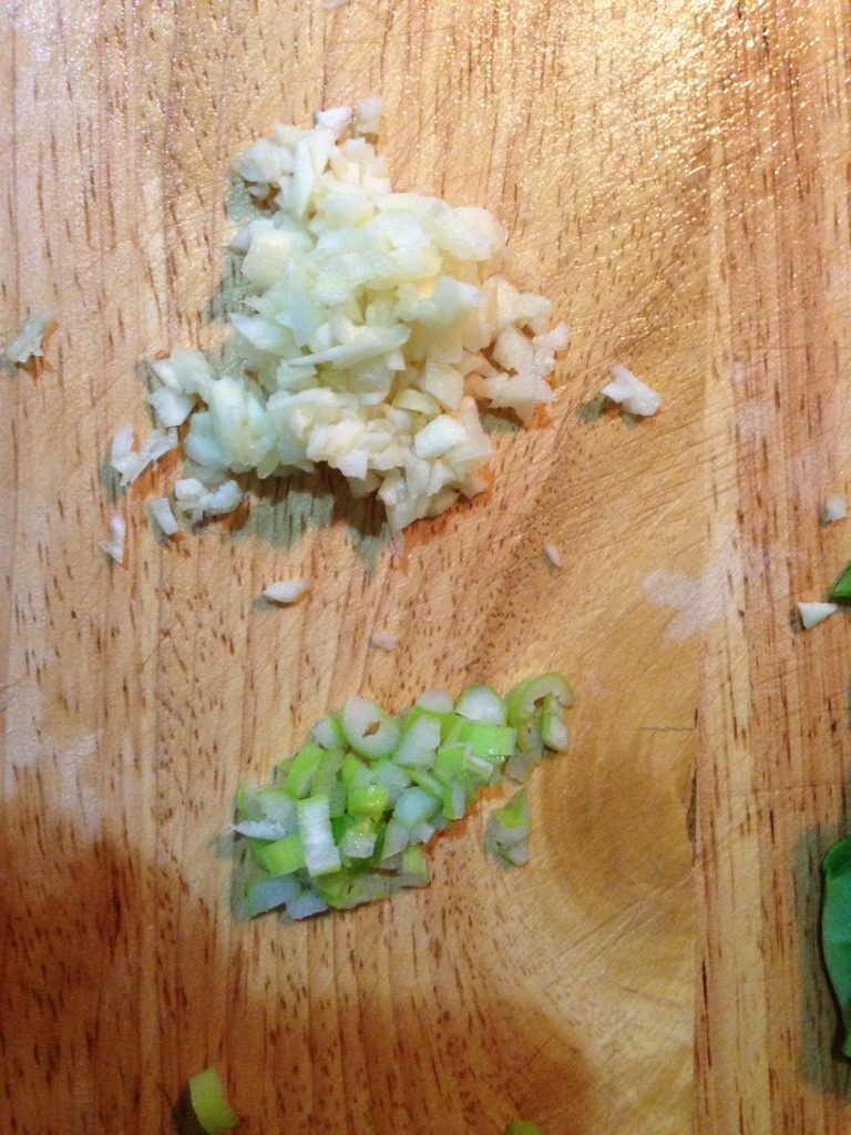 土豆焖豆角,<a style='color:red;display:inline-block;' href='/shicai/ 3250'>葱</a>蒜切末