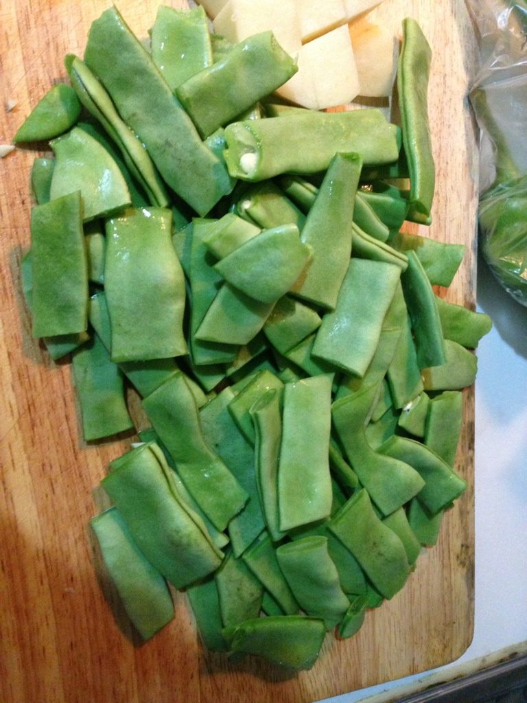 土豆焖豆角,<a style='color:red;display:inline-block;' href='/shicai/ 3639'>豆角</a>洗净掐头去丝切段