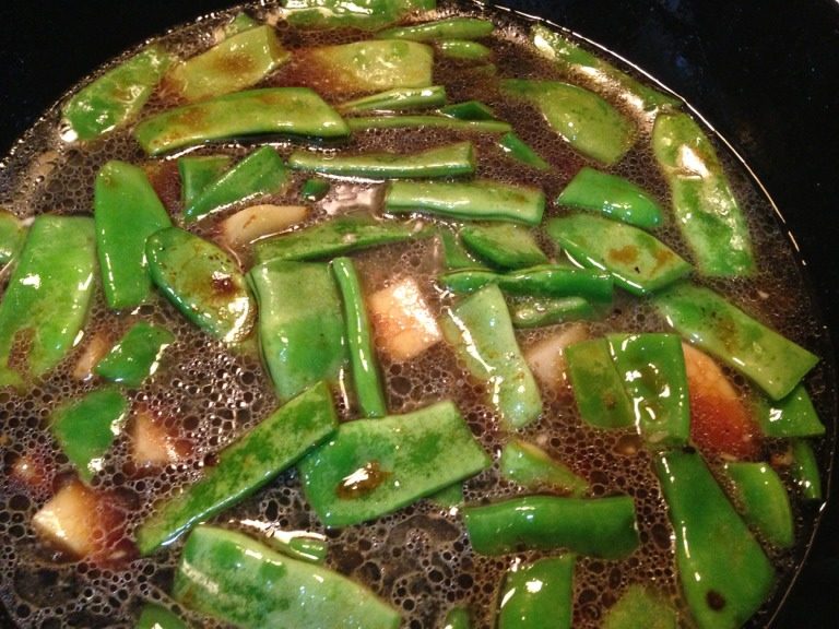 土豆焖豆角,加盐、<a style='color:red;display:inline-block;' href='/shicai/ 692'>酱油</a>、水，水以微微没过食材为宜