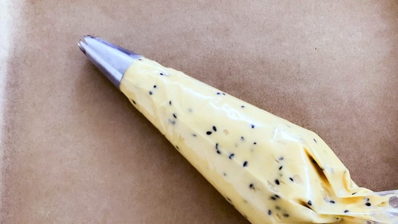 宝宝辅食:红薯芝麻曲奇,准备好红薯面糊和烤盘,烤盘上垫油纸,接下来开始挤曲奇。