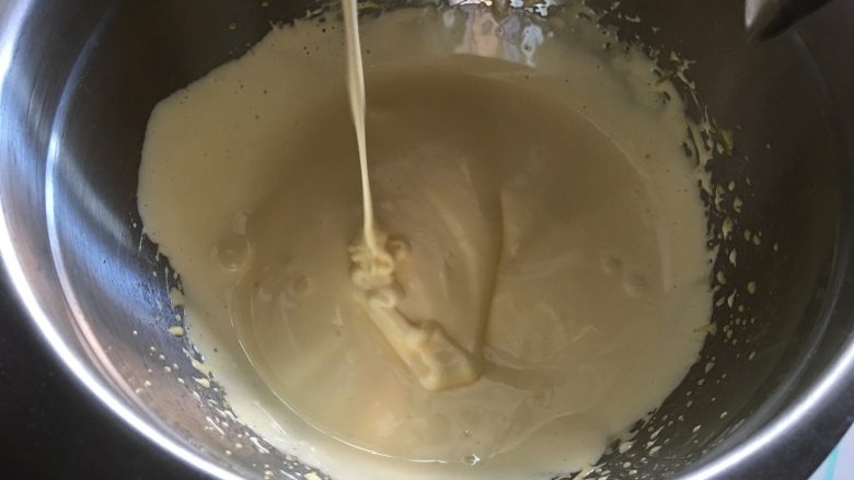 可可海绵蛋糕(4寸爱心),打发至蛋黄膨胀,蛋液如缎带状态流动,打发完毕